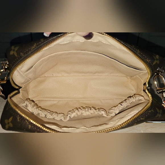 Authentic LOUIS VUITTON Trousse De Toilette 23 Crossbody Bag - Picture 6 of 13